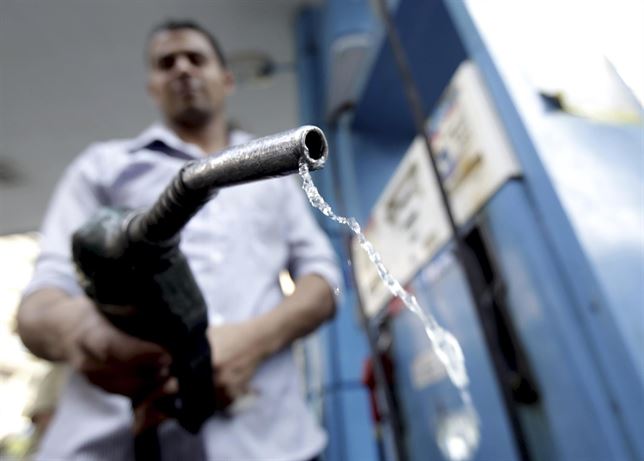 Cinco motivos por los que los carburantes no bajan tanto como el petróleo 2
