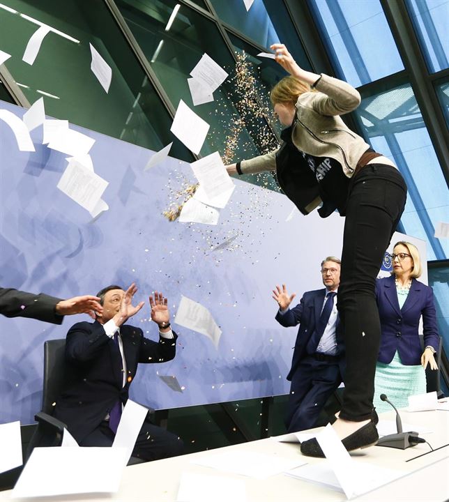 Draghi, atacado con confeti a grito de "¡fin a la dictadura del BCE!" 1