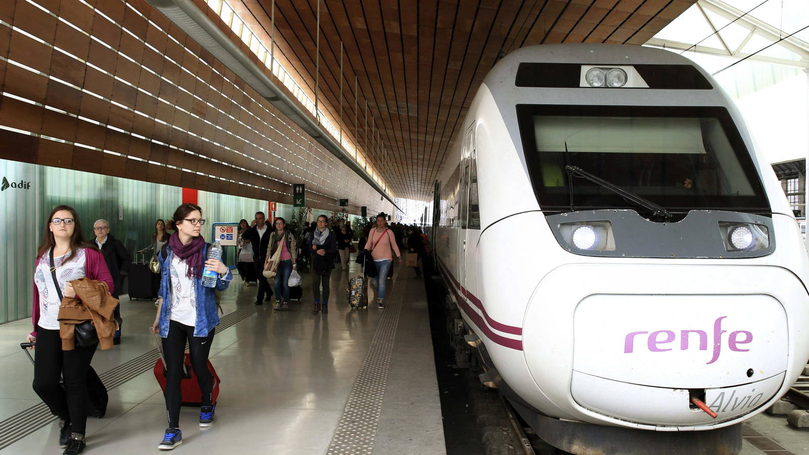 Renfe se rebela contra el Congreso por la devolución del billete tras 15 minutos de retraso 1