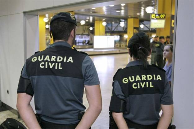 Interior incrementa la presencia policial en aeropuertos, estaciones, fronteras y edificios del Estado en Cataluña 4