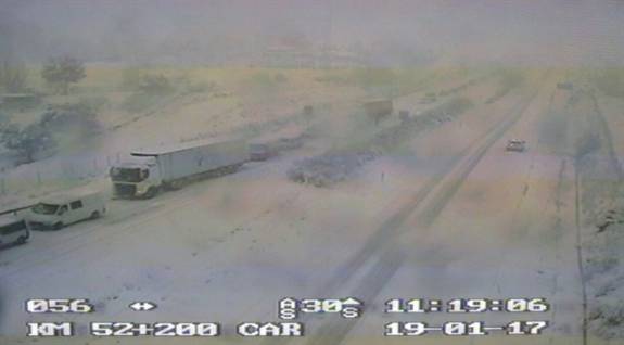 La nevada obliga a cortar decenas de carreteras en todo el país 1