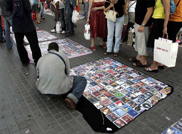 Los manteros piden registrar la marca 'Top Manta' y la Oficina de Patentes y Marcas se lo deniega 1