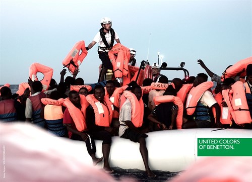 Benetton vuelve a recurrir a la polémica con una campaña en la que usa imágenes de los migrantes del Aquarius 4