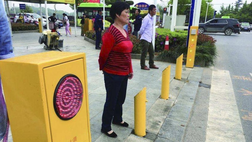Así castigan en China a los peatones se saltan un semáforo en rojo 7