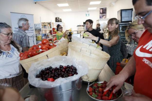 Abren un supermercado en el que cada uno paga lo que puede 1