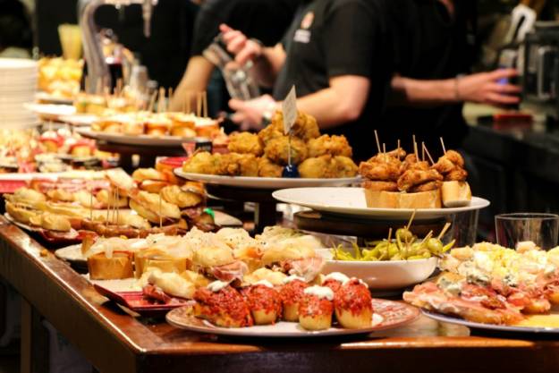 Lonely Planet afirma que ir de pintxos por San Sebastián es la mejor experiencia gastronómica del mundo 1