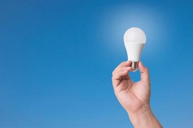La desaparición de las bombillas halógenas el 1 de septiembre abaratará el precio de las led, según OCU 1