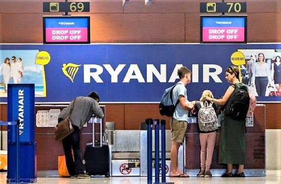 Fomento estudia si es legal que Ryanair cobre por el equipaje de mano 3
