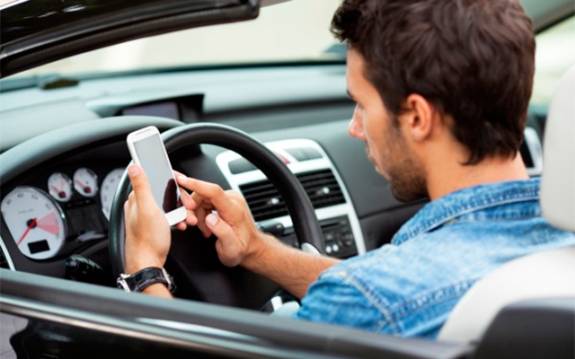 La DGT equipara el uso del móvil al volante al consumo de alcohol o drogas, con pérdida de 6 puntos 4