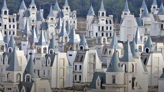 Los 580 castillos al estilo Disney abandonados en las montañas de Turquía a vista de dron 4