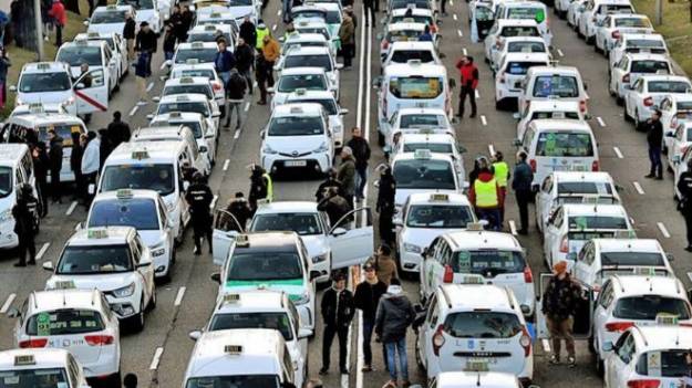 Podemos asegura que España tiene una deuda con los taxistas y agradece su "esfuerzo" de la huelga 1