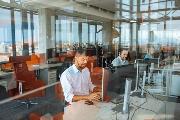 Trabajar cuatro días a la semana reduce el estrés, incrementa la productividad y reduce el paro 1