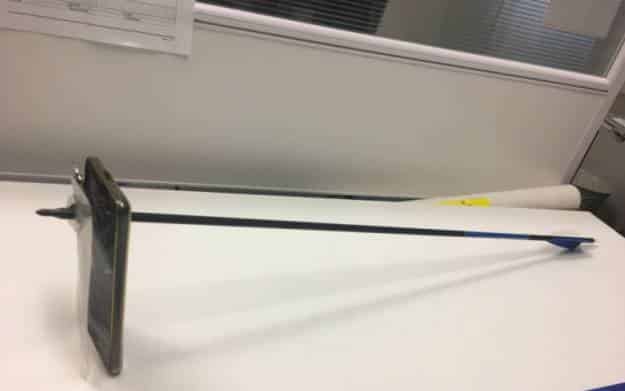 Le salva su móvil de un ataque con flechas 1