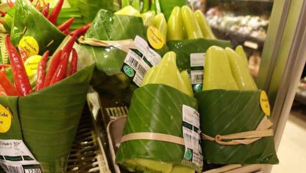 Un supermercado sustituye los envases de plástico por hojas de plátano 4