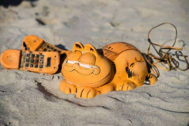 Resuelto el misterio de los teléfonos Garfield que aparecían en playas francesas 4