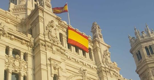 El Ayuntamiento de Madrid despliega una bandera de España en su fachada como respuesta al lazo amarillo de Barcelona 4
