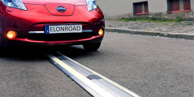 Esta calle recarga los coches eléctricos mientras circulan 1