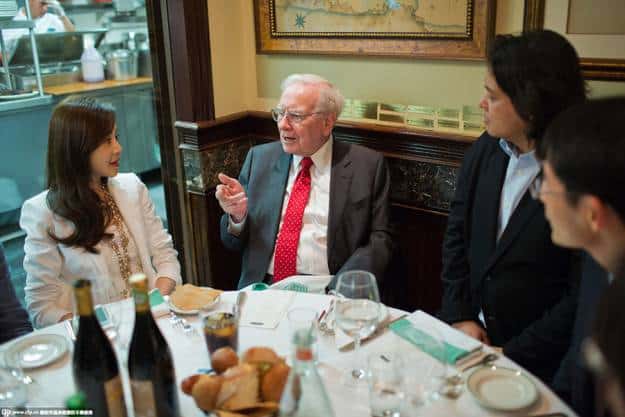 Pagan 4,57 millones de dólares por comer con Warren Buffett 1