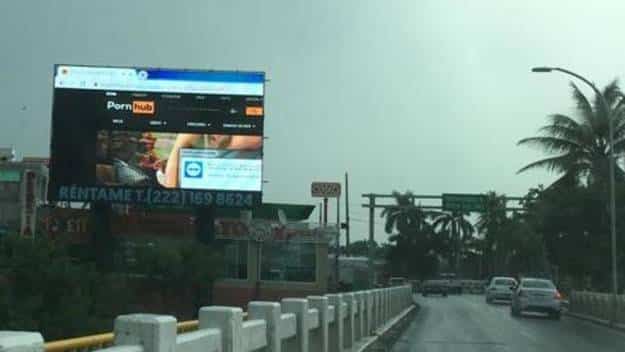 Hackean un cartel publicitario y ponen una película porno 1