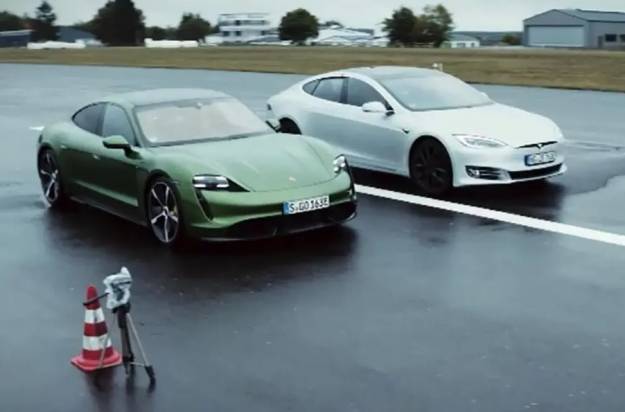 Tesla Model S y Porsche Taycan compiten frente a frente... y uno de ellos da un repasito a su rival 1