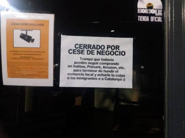 El cartel visto en un comercio (cerrado por cese) que da mucho que pensar 1