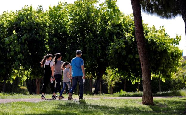 El Gobierno autoriza los paseos en grupo y de familias completas en toda España desde el lunes 4