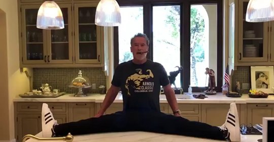 Arnold Schwarzenegger nos deja locos con este video en y su “flexibilidad” a los 72 años 4