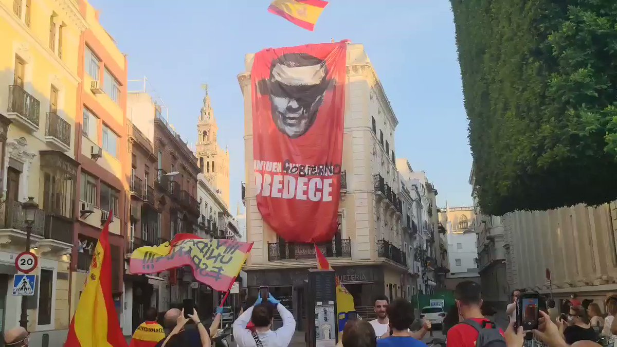 Despliegan una enorme pancarta de Pedro Sánchez en contra de su gestión durante el coronavirus en Sevilla 4