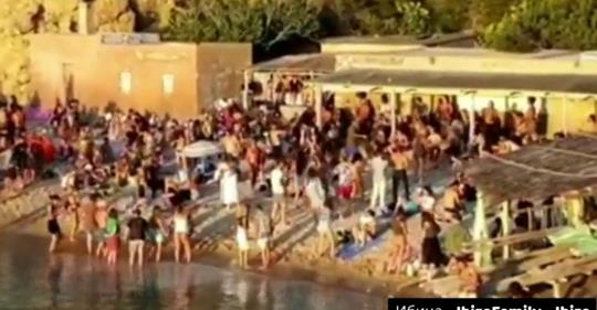 Aglomeración de más de 200 personas en la fiesta de los tambores en una playa de Ibiza 4
