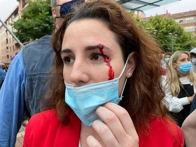 Herida una diputada de Vox al recibir una pedrada en el mitin del partido en Sestao (Vizcaya) 4