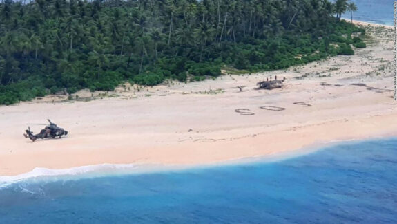 Dos marineros náufragos logran ser rescatados de una isla tras escribir SOS en la playa 4