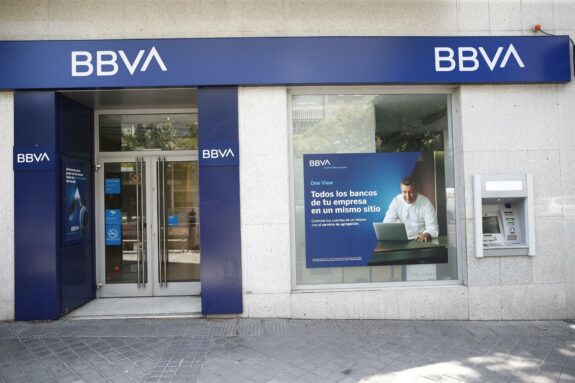 BBVA se une a las subida de comisiones y además cobrará 2 euros por sacar dinero en caja 4