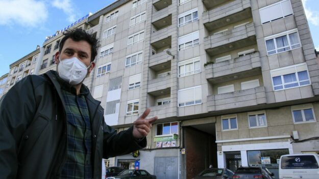 Unos okupas le dicen al dueño que se van si les paga y se quedan con la casa y el dinero 1