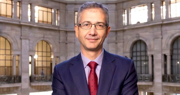¿Habría que correr a gorrazos al gobernador del Banco de España? 1