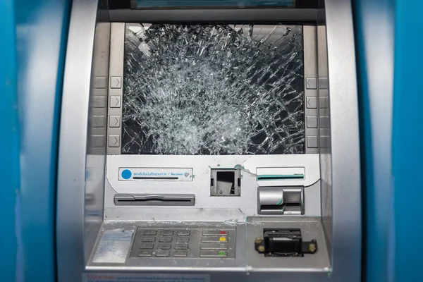 Cada mes desaparecen 180 cajeros automáticos en España 1