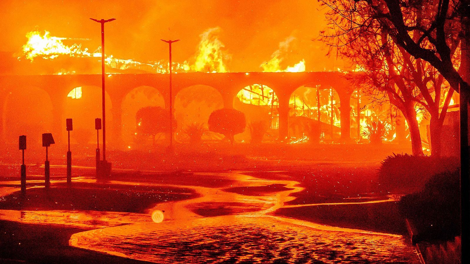 Bomberos privados: el lujo que salva mansiones pero deja al resto en cenizas 1