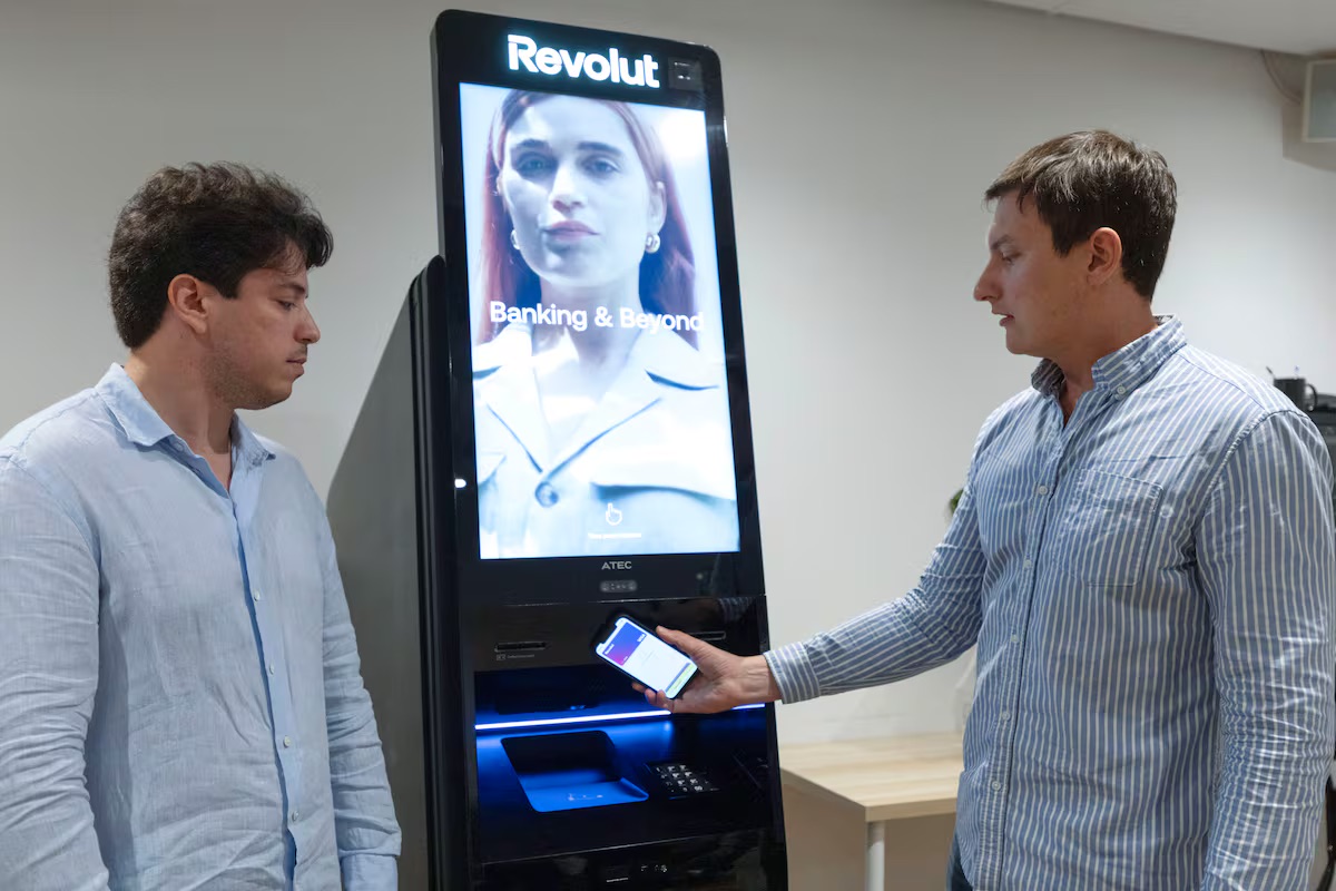 Revolut instala cajeros en bares y tiendas: la fintech se vuelve física 1