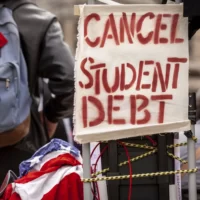 Muchos estadounidenses no pueden jubilarse porque deben dinero de la universidad 3